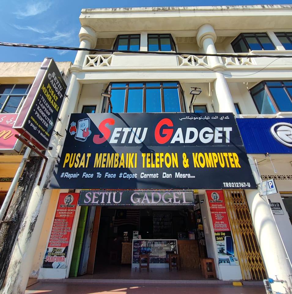 Bahagian depan kedai Setiu Gadget